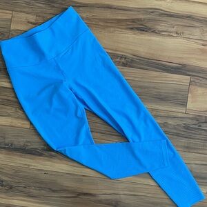 Athleta women’s Interval perforated thigh Vibrant Blue Leggings size S blue